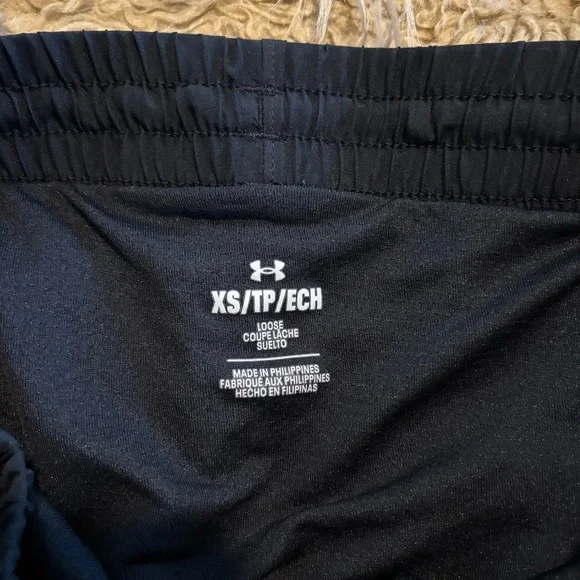 *Under Armour Women's Black Comfortable Athletic Workout Shorts Size X-Small - Picture 2 of 6